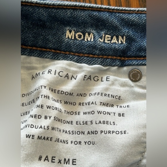 American Eagle Mom Jeans Size 4 regular Denim Destroyed Distressed medium blue - Picture 6 of 16